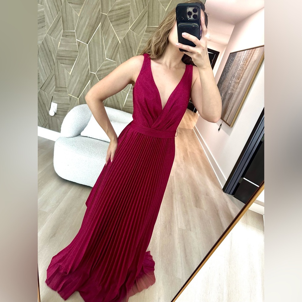 Elegant Sleeveless Burgundy Dress